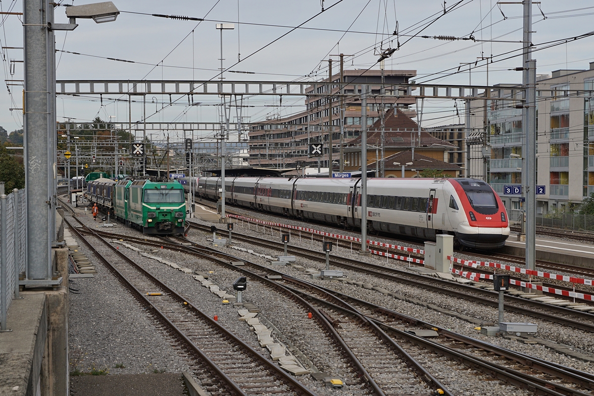 A SBB RABDe 500 (ICN) is the IC5 513 on the way to Zürich by his arriving at the Morges Station, in the background the BAM Ge 4/4 21 and 22 with his Cargo Service rom Apples do Gland. 

18.10.2021