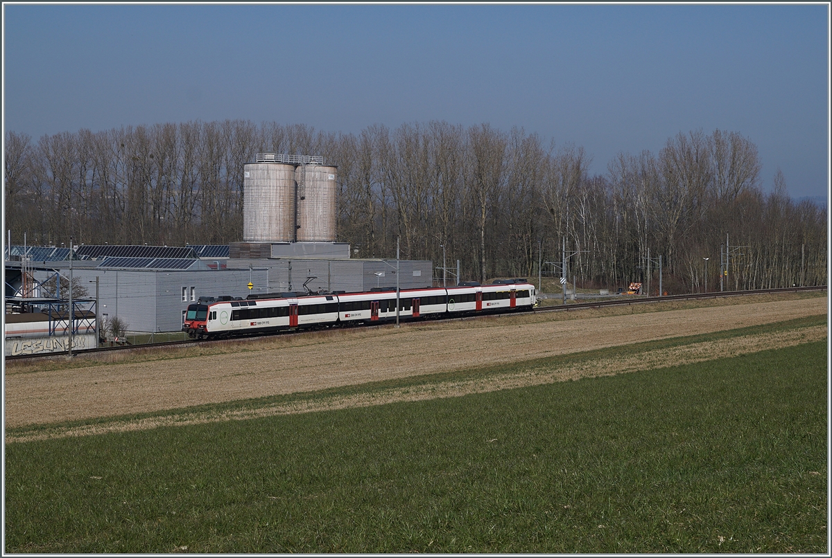 A SBB RABDe 560  Domino  is the local service S9 24939 from Lausanne to Kerzers between Domdiddier and Avenches. 

01.03.2021