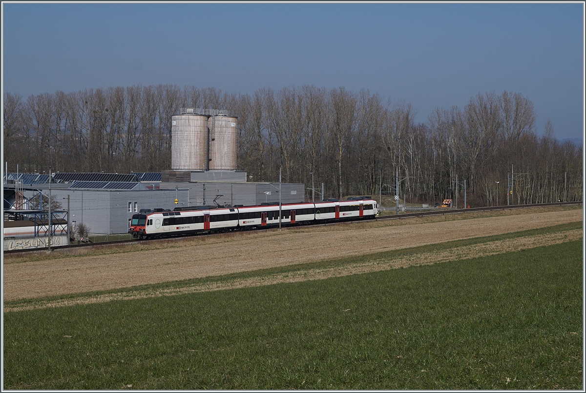 A SBB RABDe 560  Domino  is the local service S9 24939 from Lausanne to Kerzers between Domdiddier and Avenches. 

01.03.2021