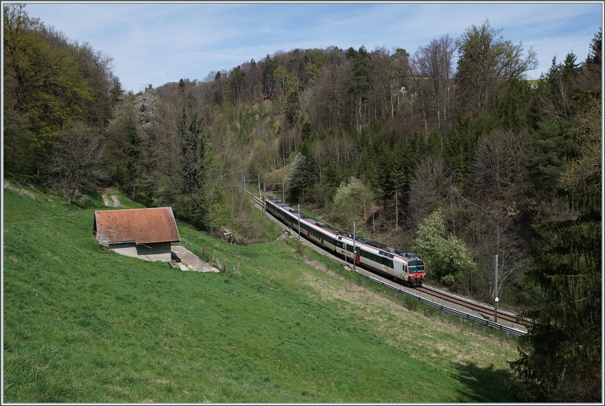 A SBB RABDe 560  Domino  is the TPF S-Bahn service between Courtepin and Pensier on the way to Fribourg

19.04.2022
