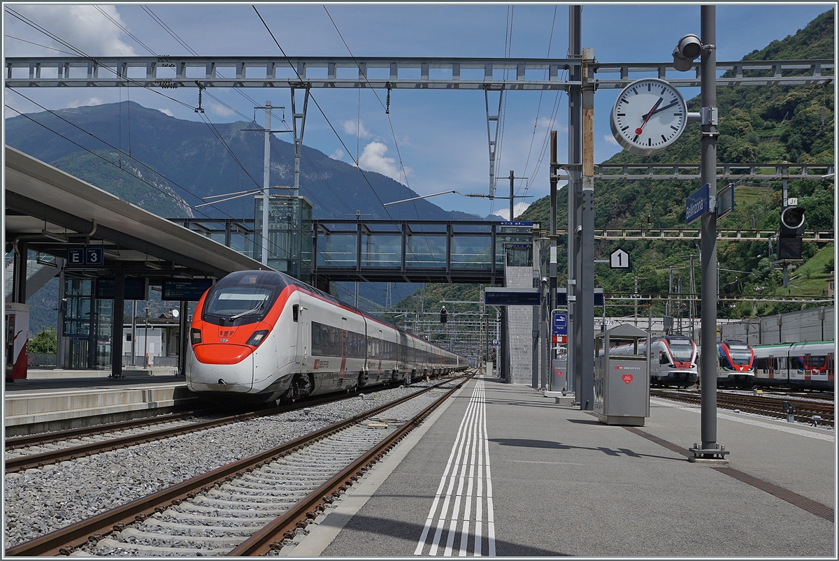 A SBB RABe 501  Giruno  is arriving  at Bellinzona. 

23.06.2021