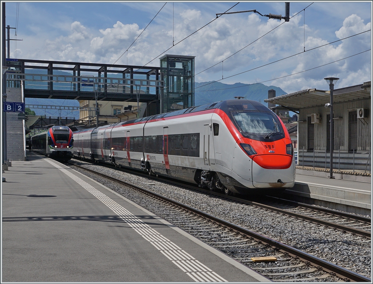 A SBB RABe 501  Giruno  on the way to Zürich by his stop in Bellinzona. 

23.06.2021