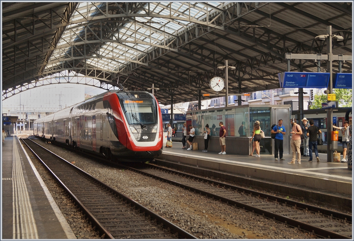 A SBB RABe 502 is a IC1 from St Gallen to Geneva and this service is arrriving at Lausanne. 

27.06.2020