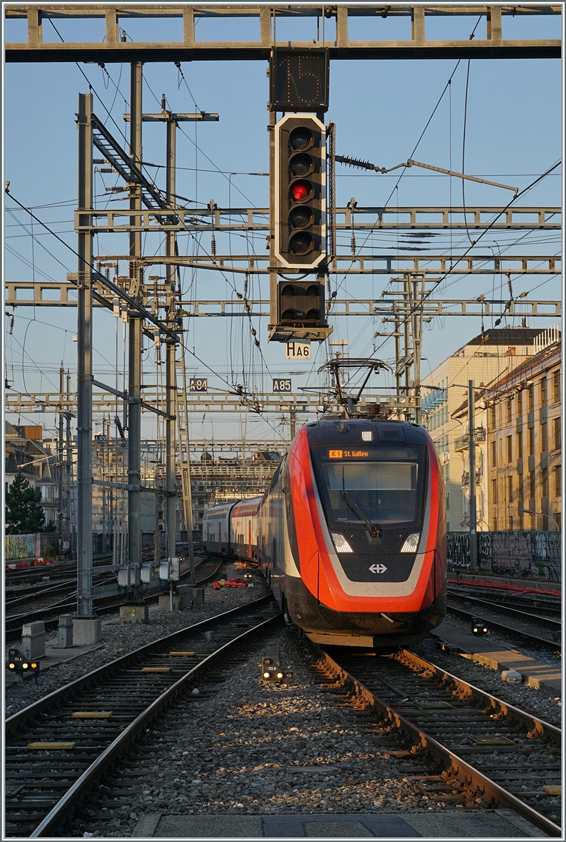 A SBB RABe 502  Twindexx  on the way to St Gallen is arriving at Geeva. 

06.09.2021