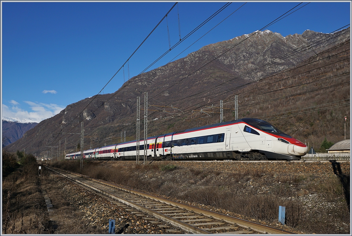 A SBB RABe 503 / ETR 610 on the way to Venzia Santa Lucia between Premosselo Chiavenda and Cuzzago.
04.12.2018