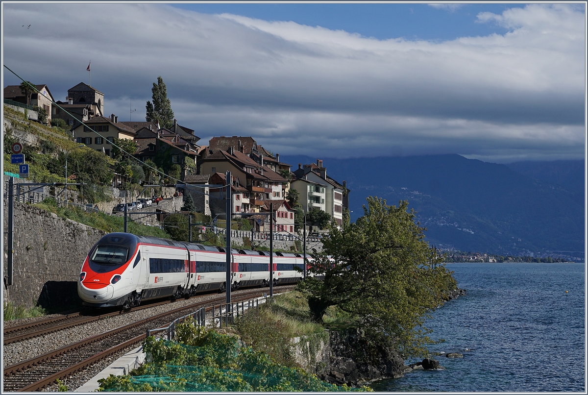 A SBB RABe 503 / ETR 610 from Geneve to Milano near St Saphorin.

30.09.2019