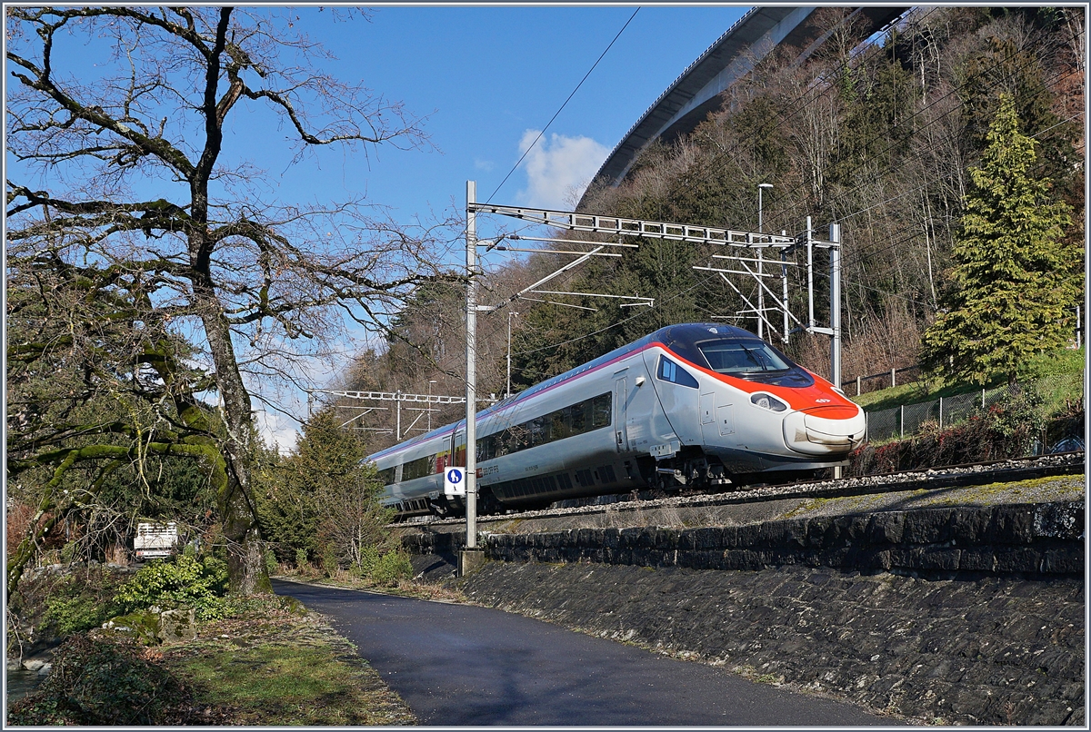 A SBB RABE 503 / ETR 610 by the Chastle of Chillon on the way to Geneva. 

05.02.2020