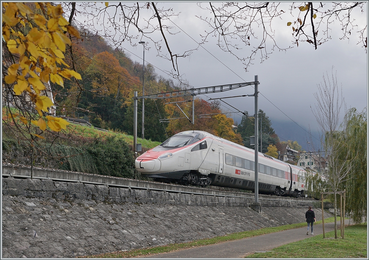 A SBB RABe 503 / ETR 610 is the EC 32 from Milano to Genève near Villeneuve.

03.11.2020