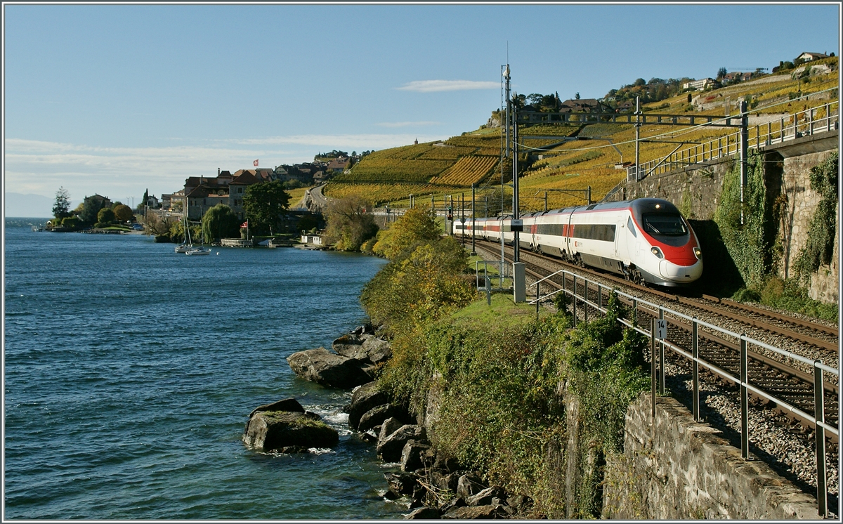 A SBB RABe 503 / ETR 610 on the way to Milano between Rivaz and St Saphorin. 

28.10.2013