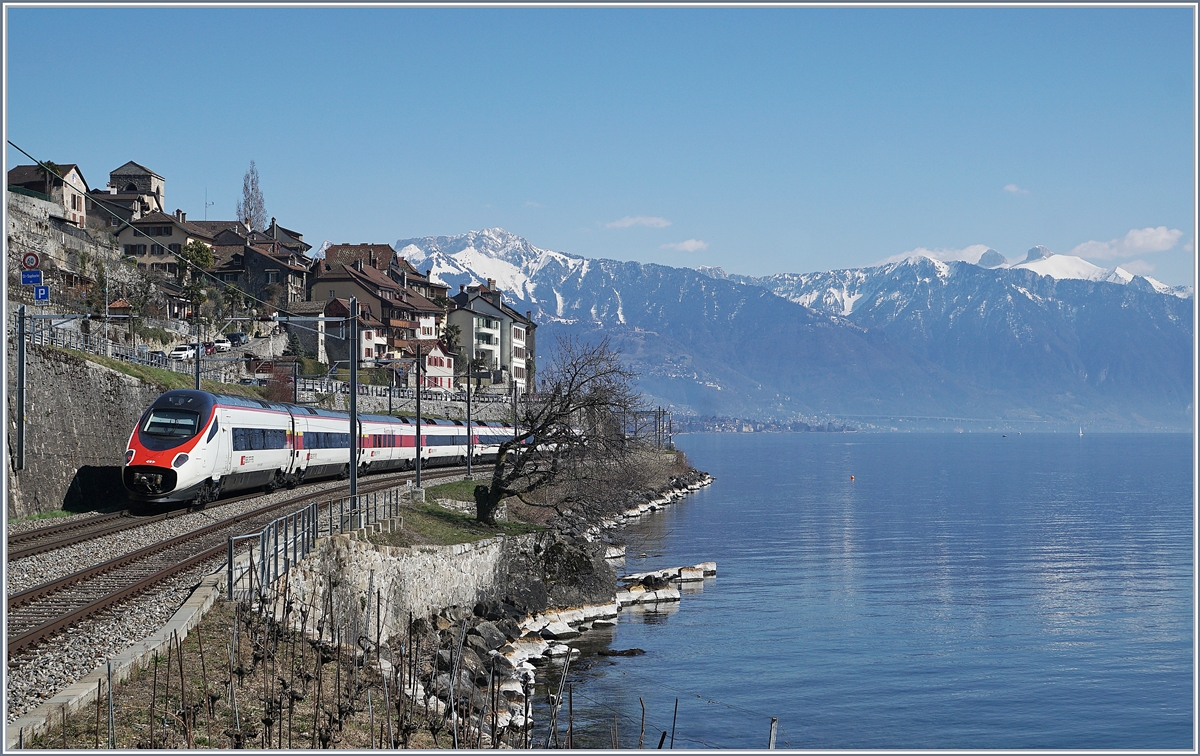 A SBB RABe 503 ETR 610 on the way to Milan by St Saphorin.
24.03.2018