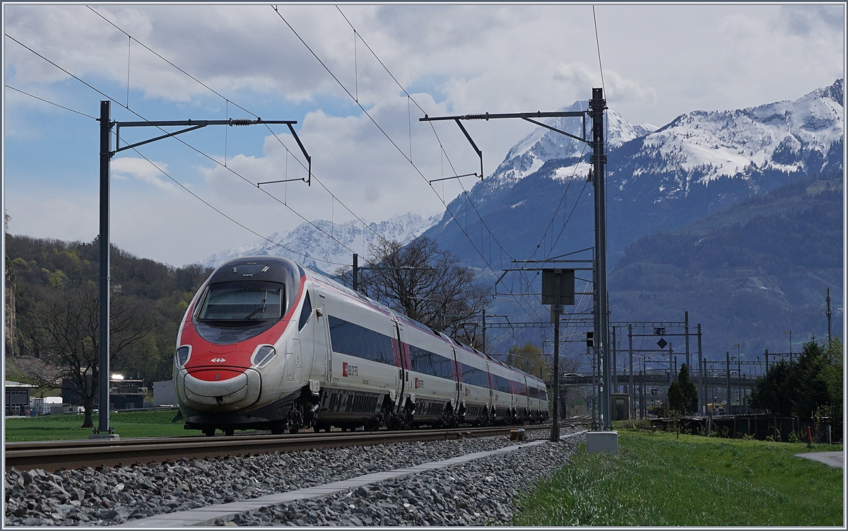 A SBB RABe 503 ETR 610 on the way to Milano near Aigle.
12.04.2018