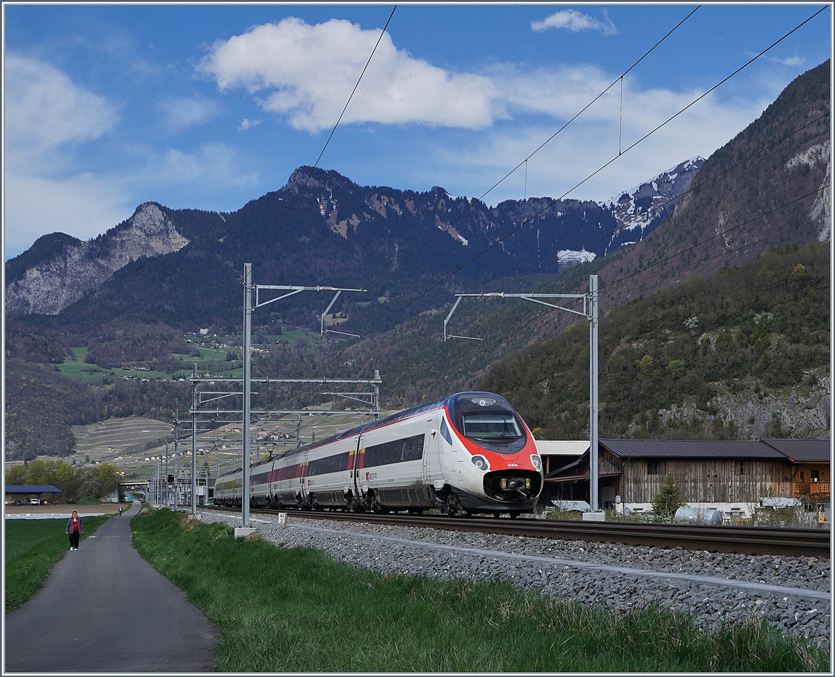 A SBB RABe 503 ETR 610 on the way to Milano near Aigle.
12.04.2018