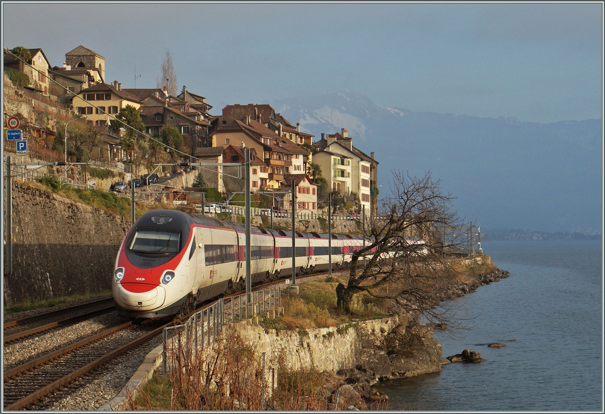A SBB RABe 503 on the way to Geneva by St Saphorin.
08.12.2015