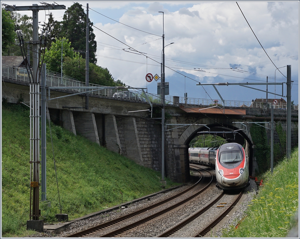 A SBB RABe 503 on the way from Milano to Geneve by Villeneuve.

24.07.2020