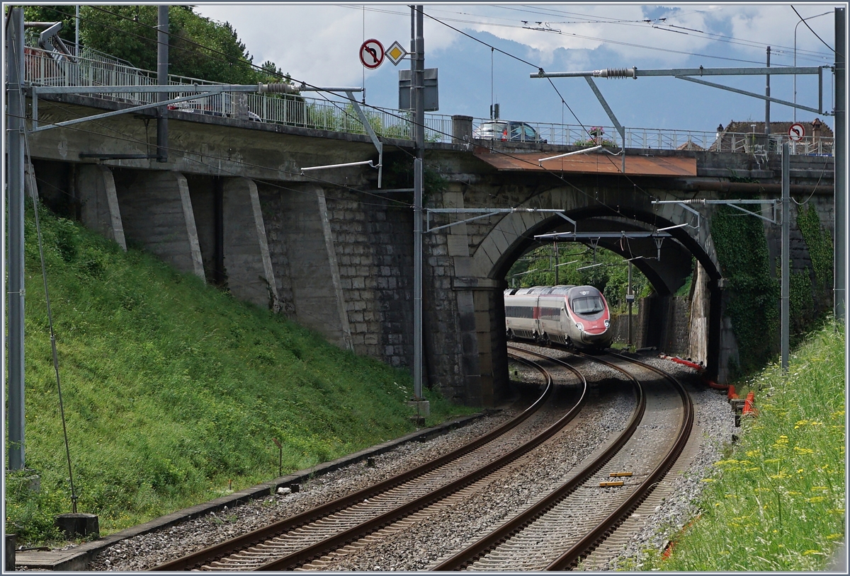 A SBB RABe 503 on the way from Milano to Geneve by Villeneuve. 

24.07.2020