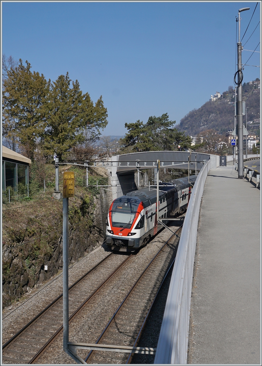 A SBB RABe 511 by the Castle of Chillon on the way to Lausanne. 

25.03.2022