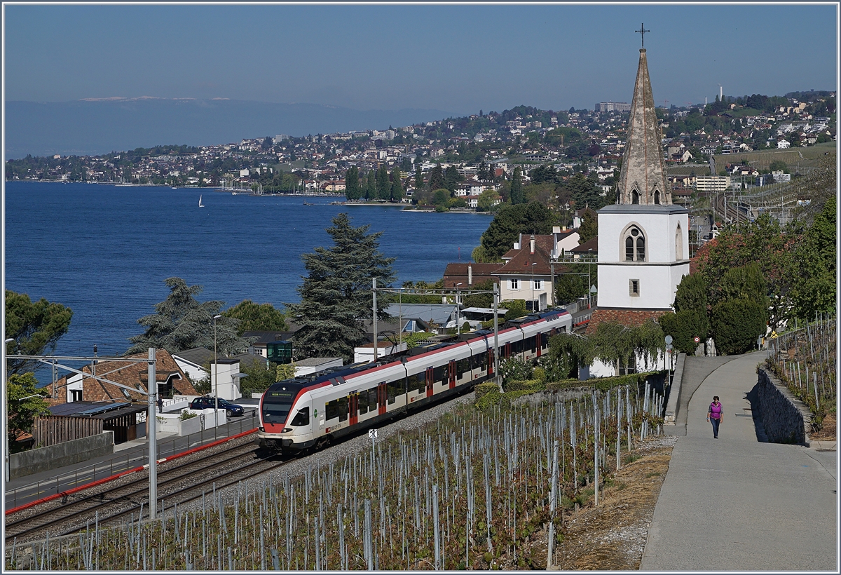 A SBB RABe 511 on the way to Vevey by Villette. (VD).
29.04.2017