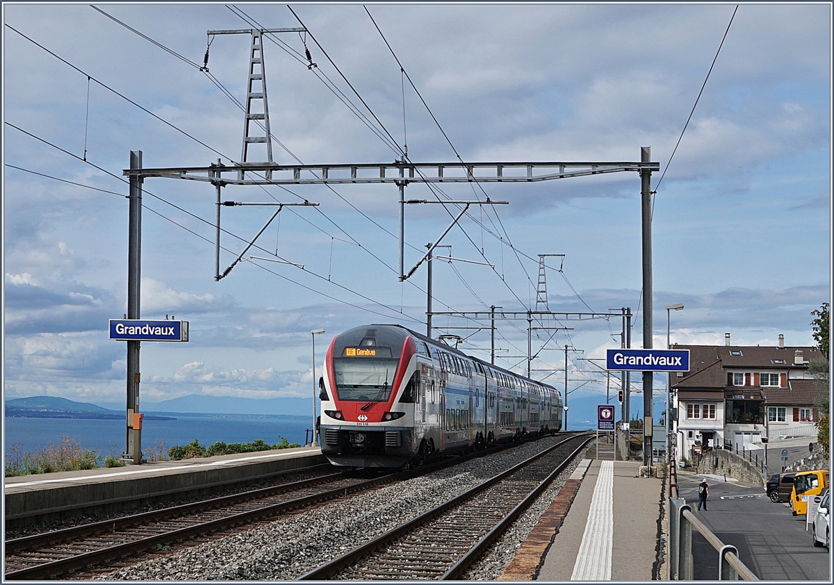 A SBB RABe 511 on the way to Geneva in Grandvaux.
06.09.2017
