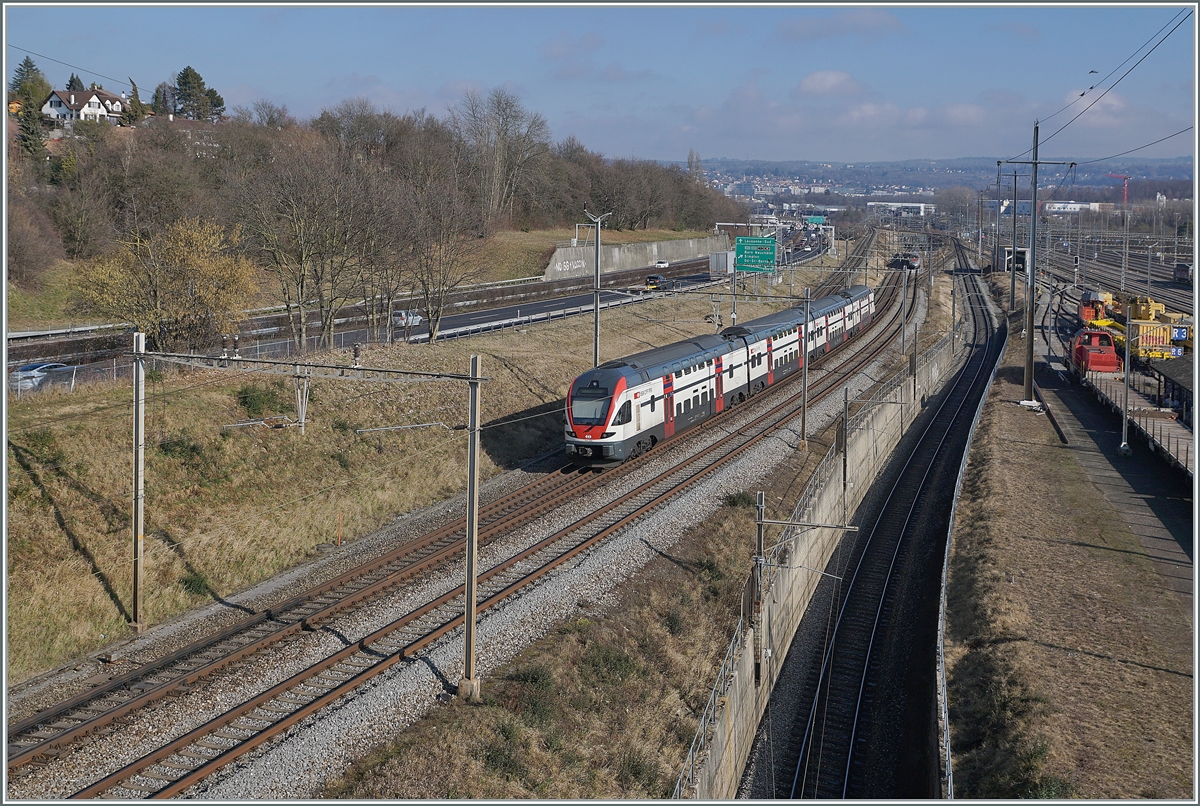 A SBB RABe 511 on the way to St Maurice by Denges Echandens. In the background is comming a FS Trenitalia ETR 610 on the way to Geneva. 

04.02.2022

