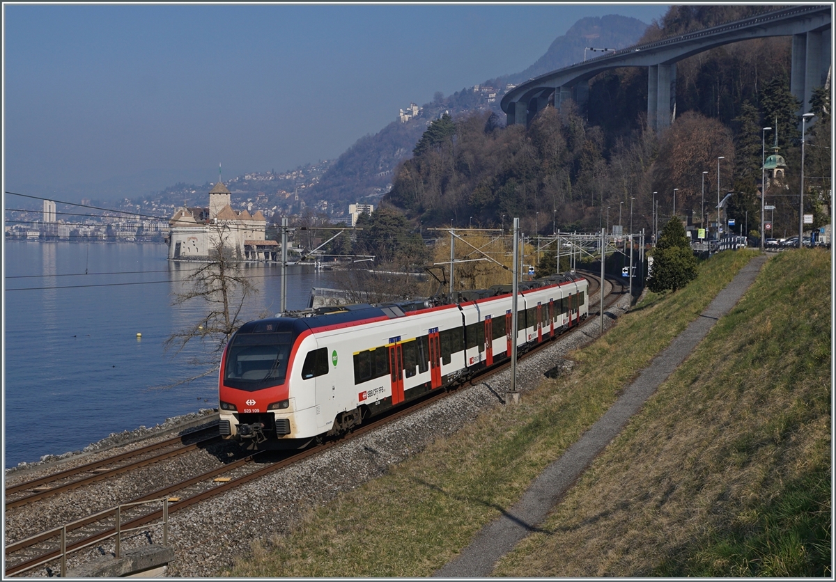 A SBB RABe 523 (Flirt 3) by the Castle of Chillon on the way to Aigle.

08.03.2022