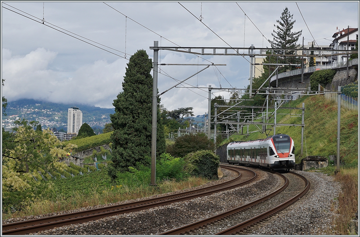 A SBB RABe 523 is the locla train on the way to Villeneuve by the Veytaux-Chillon station. 

23.09.2020