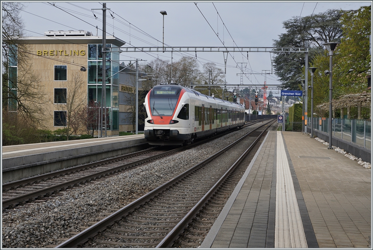 A SBB RABe 523 is leaving the Grenchen Süd Station on the way to Bie/Bienne. 

18.04.2021