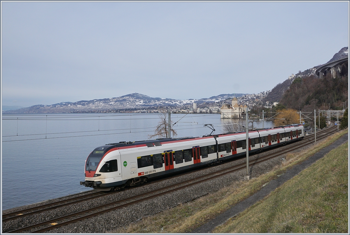 A SBB RABe 523 near Villeneuve, in the background the Castle of Chillon.
29.12.2017