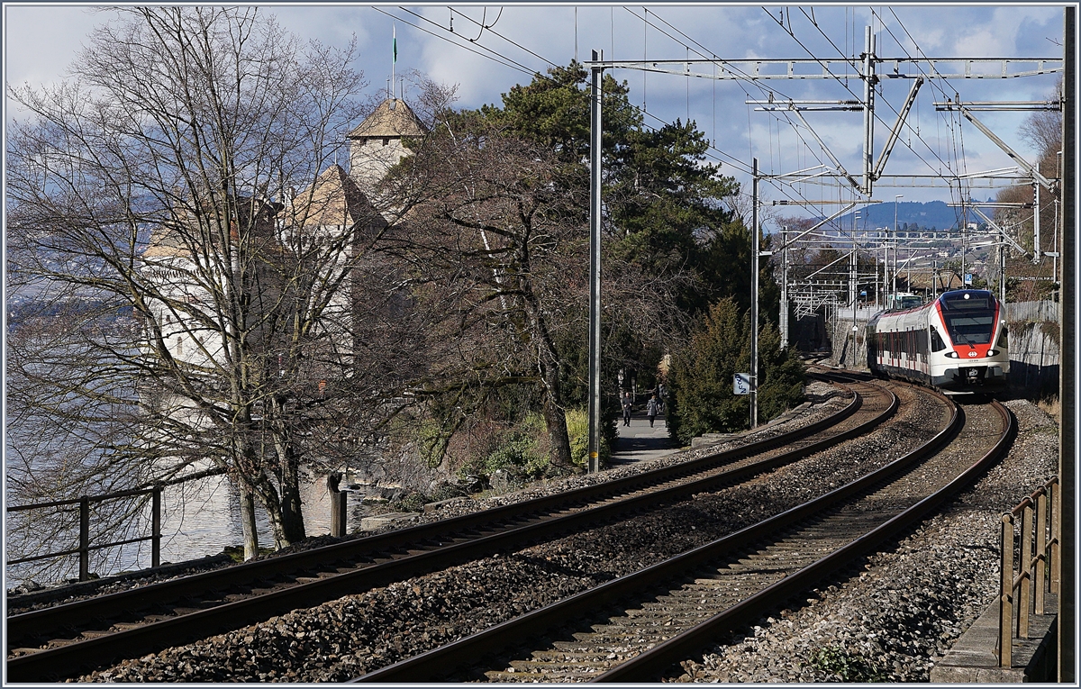 A SBB RABe 523 on the way to Villeneuve by the Castle of Chillon.
03.02.2018