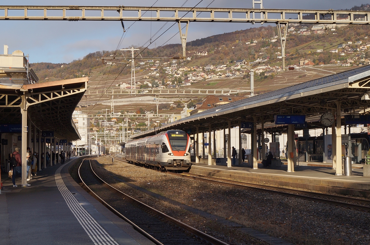 A SBB RABe 523 on the way to Villeneuve is arriving at Vevey. 

22.11.2020