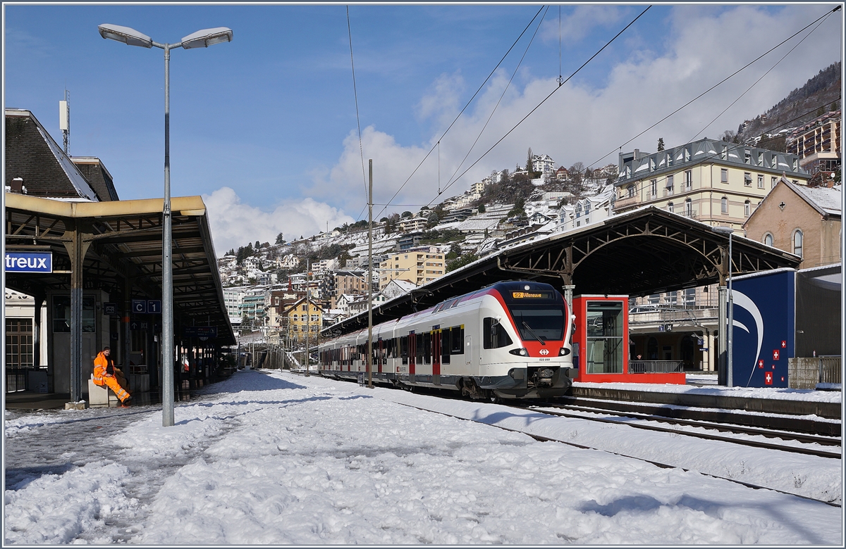 A SBB RABe 523 on the way to Villeneuve by his stop in Montreux.

29.01.2019