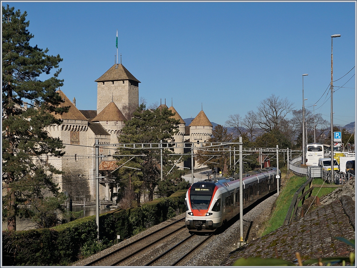 A SBB RABe 523 on the way to Villeneuve by the Castle of Chillon. 

07.02.2020