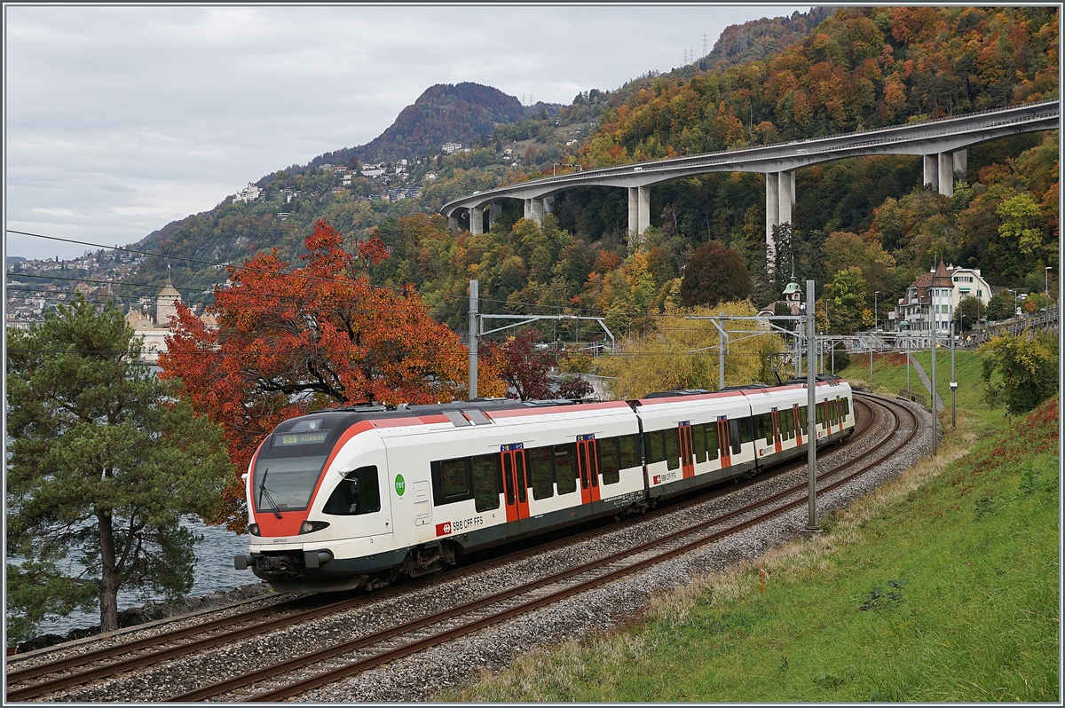 A SBB RABe 523 on the way to Lausanne near the Castle of Chillon. 

21.10.2021