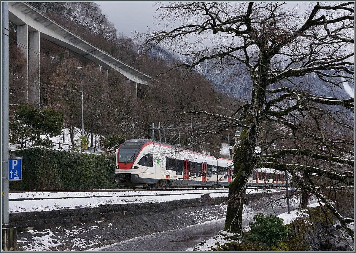 A SBB RABe 523 on the way to Vallorbe near Villeneuve. 

25.01.2021