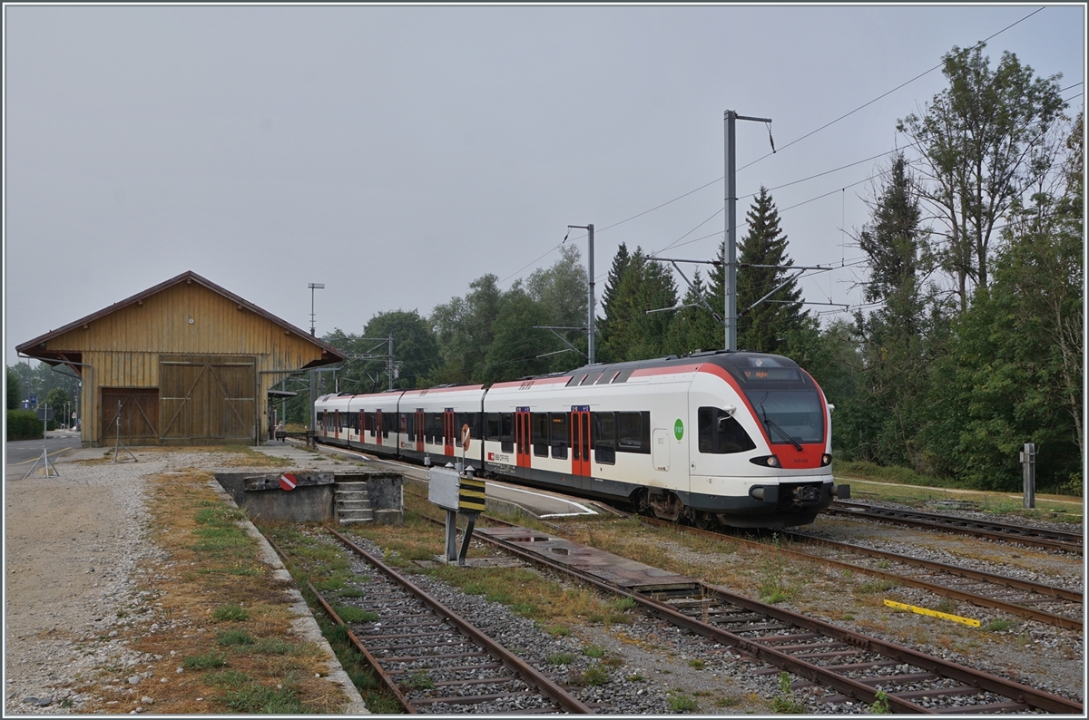 A SBB RABe 523 on the Way to Aigle by his stop in Le Pont.

15.08.2022