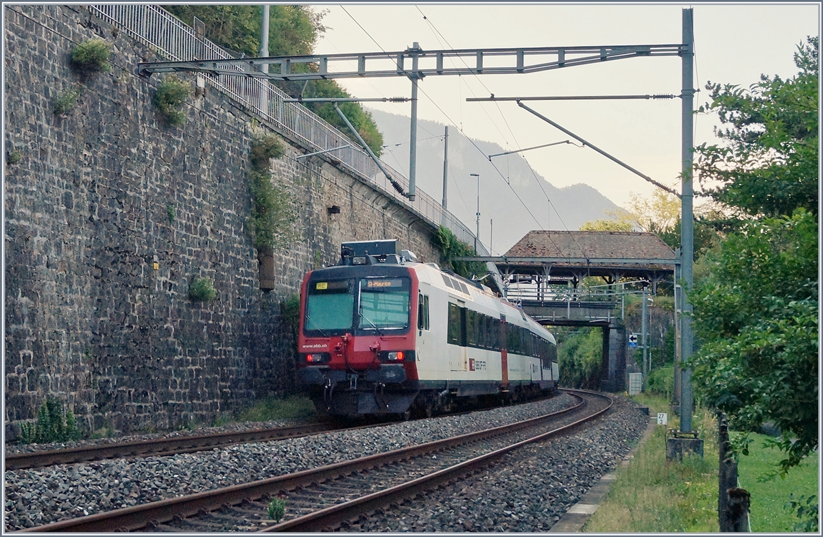 A SBB RABe 560 on the way to St-Maurice by the Castle of Chillon.
22.08.2018