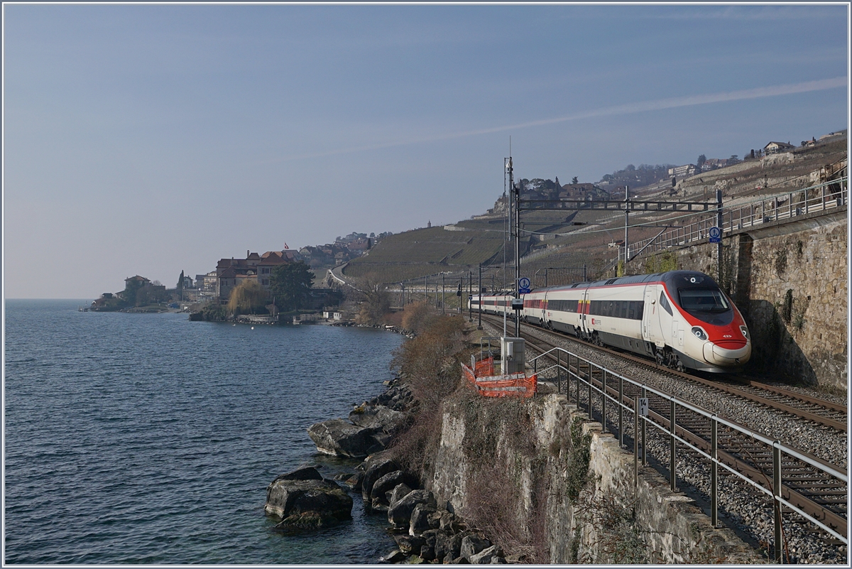 A SBB RABe 610 503 / ETR 610 on the way to Milano by St Saphorin.
06.02.2018