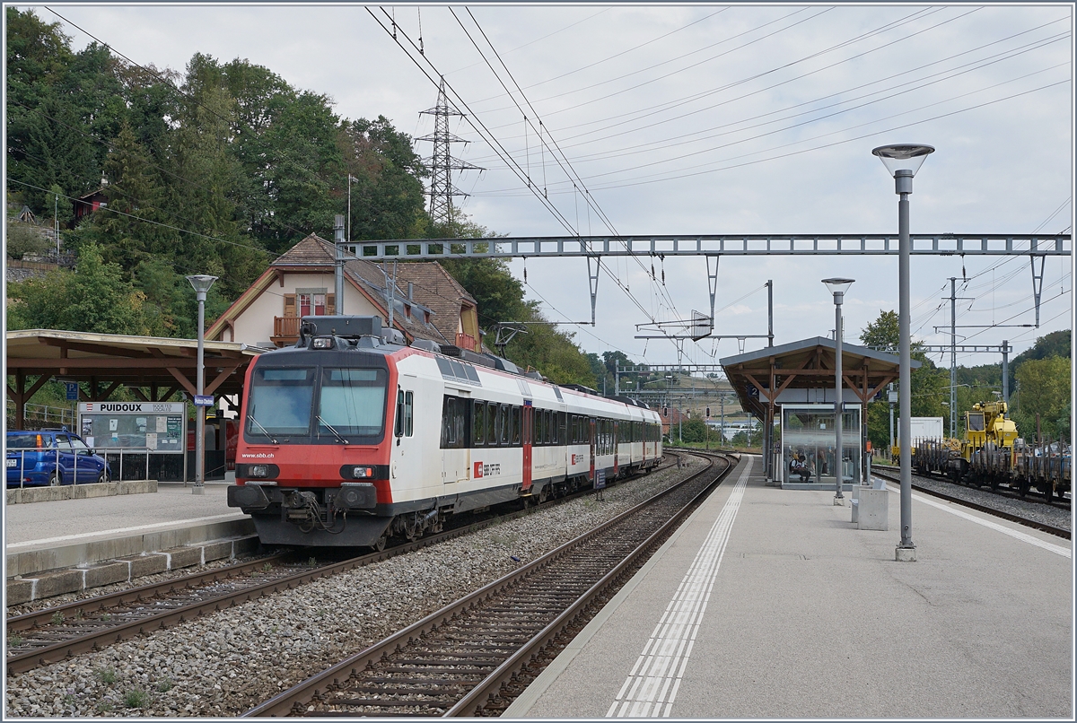 A SBB RABe Domino train on the way to Kerzers by his stop in Puidoux-Chexbres.
29.08.2018