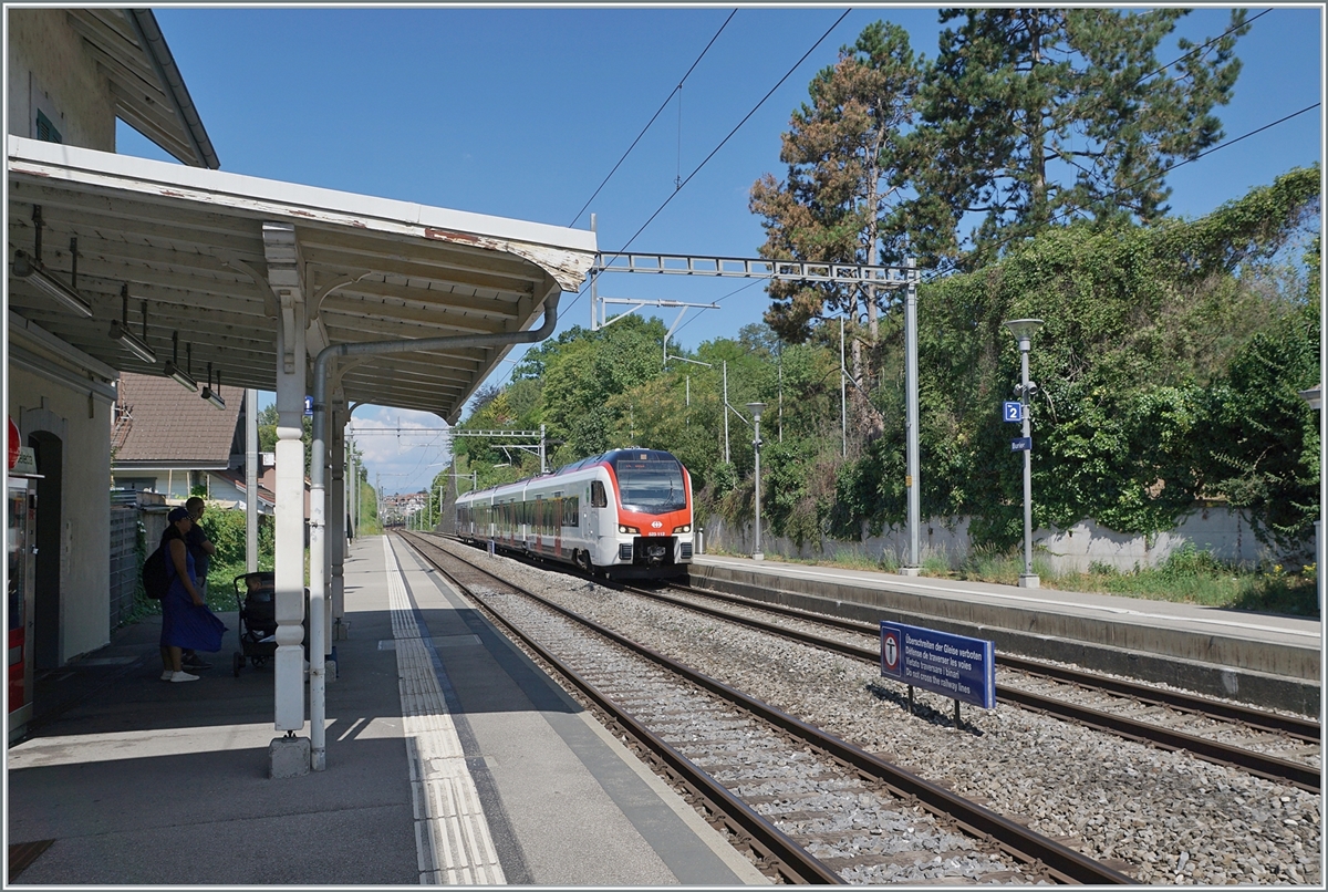 A SBB RABe Flirt3 RABe 523 on the way to Aigle is approching Burier.

30.07.2022