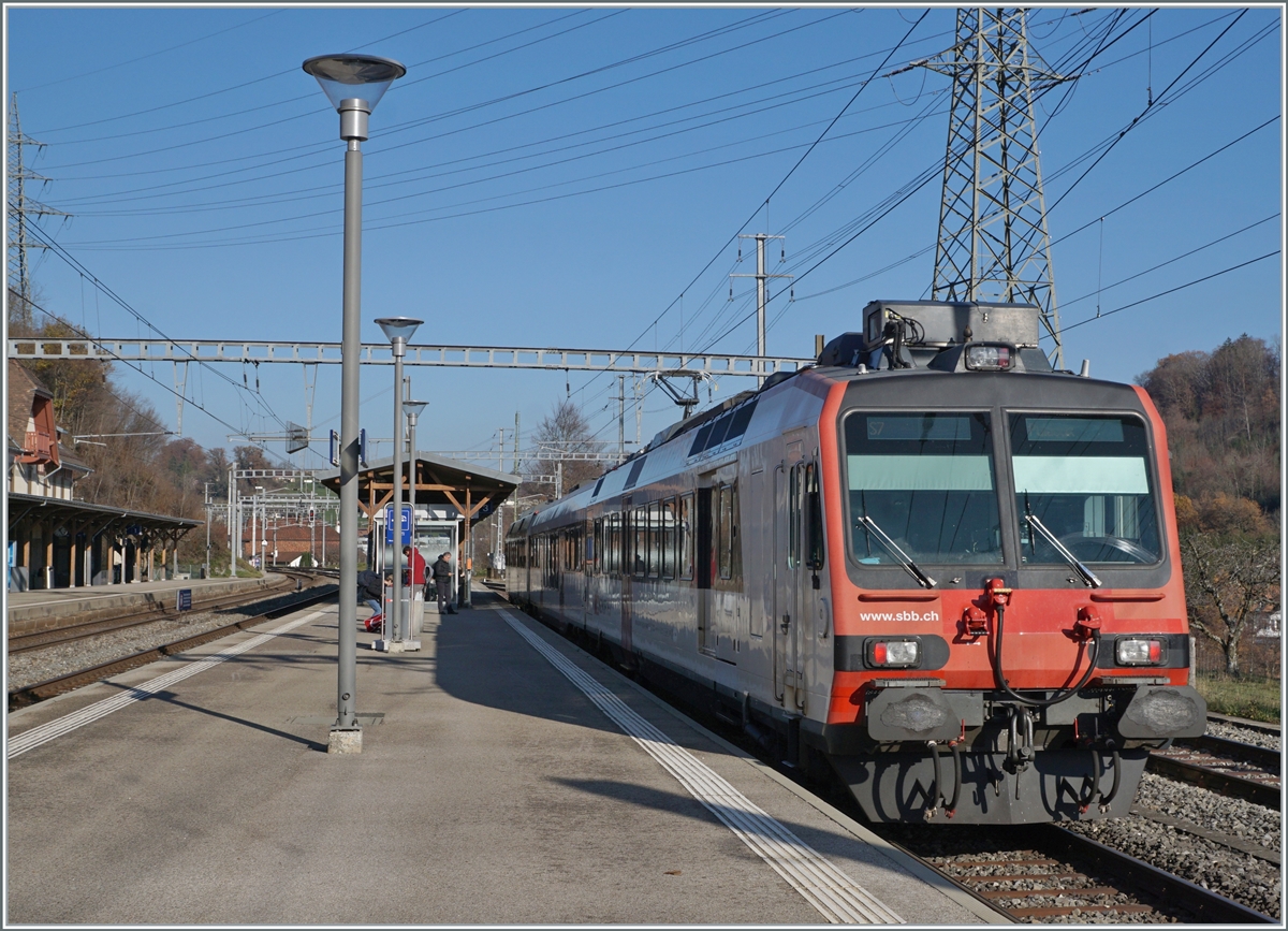 A SBB RBDe 560 comming from Vevey is arriving at Puidoux.

08.12.2022