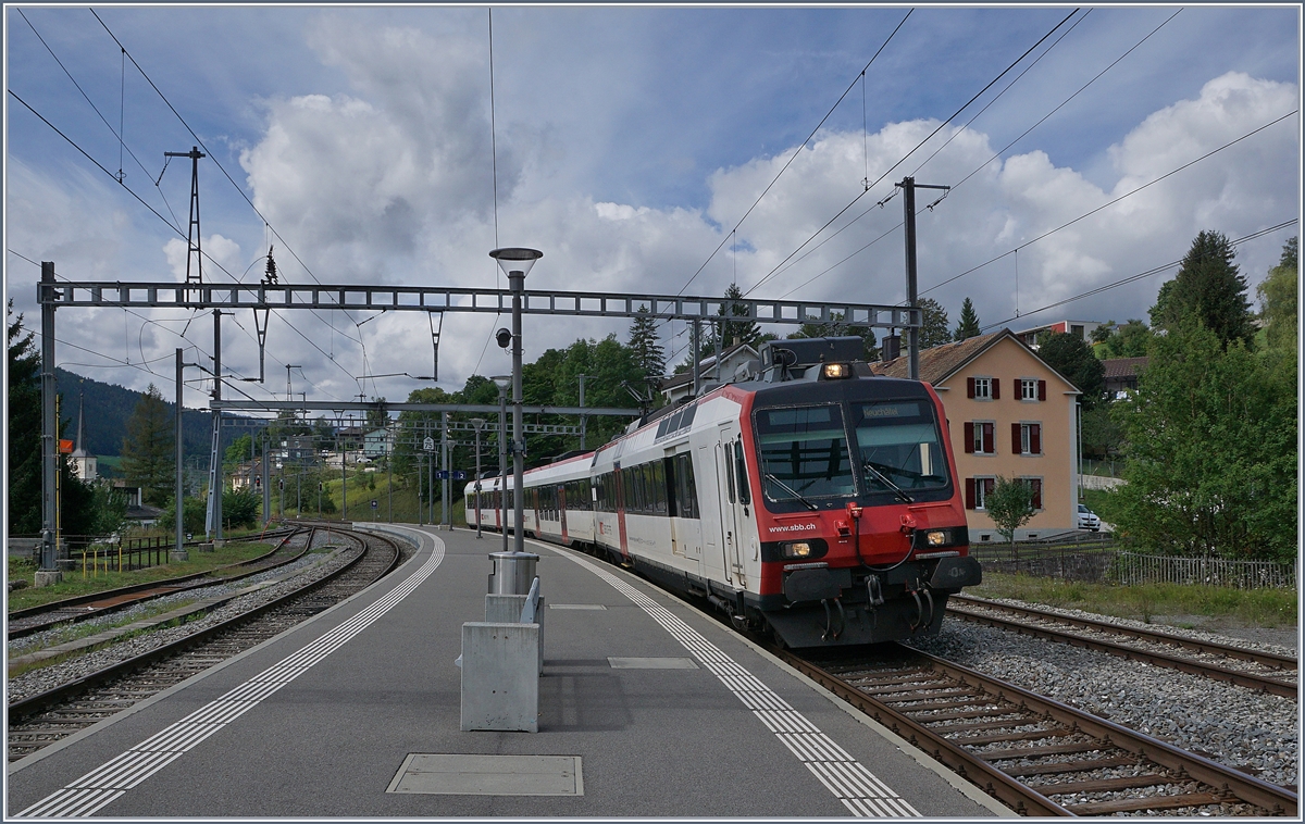 A SBB RBDe 560  Domino  from Buttes to Neuchâtel by his stop in Travers.

13.08.2019