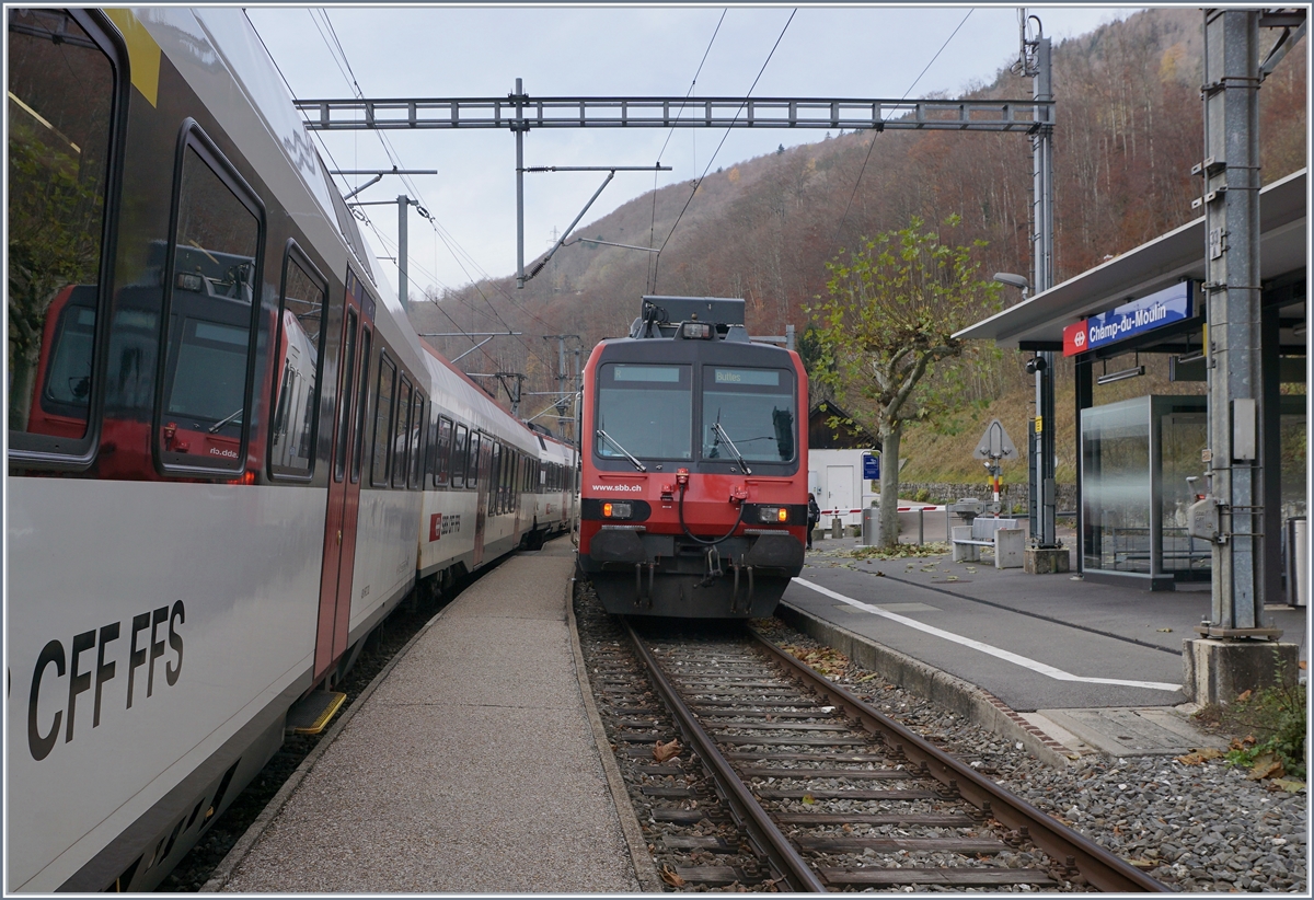 A SBB RBDe 560 Domino to Neuchâtel and an other one to Buttes in Champ du Moulin. 

23.11.2019