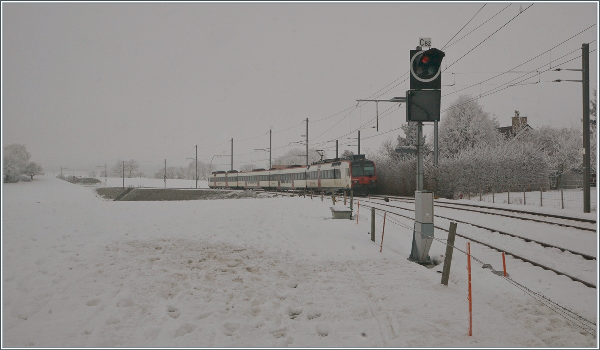 A SBB RBDe 560  Domino  on the way to Romont in Vuisternens-devant-Romont. 

22.12.2021