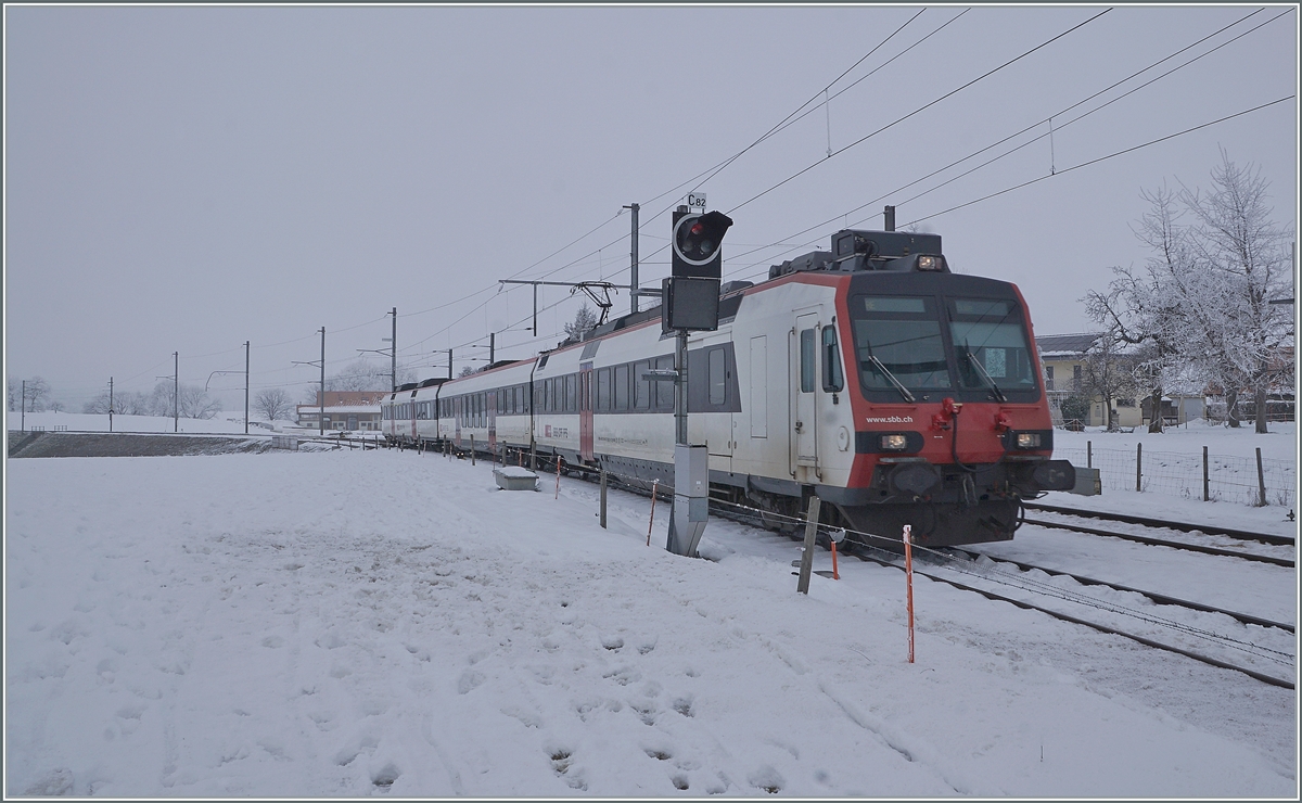 A SBB RBDe 560  Domino  on the way to Bulle in Vuisternens-devant-Romont. 

22.12.2021