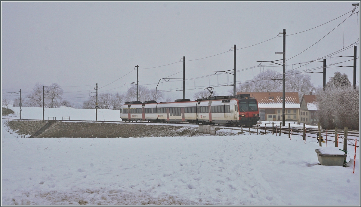 A SBB RBDe 560  Domino  on the way to Bulle in Vuisternens-devant-Romont. 

22.12.2021