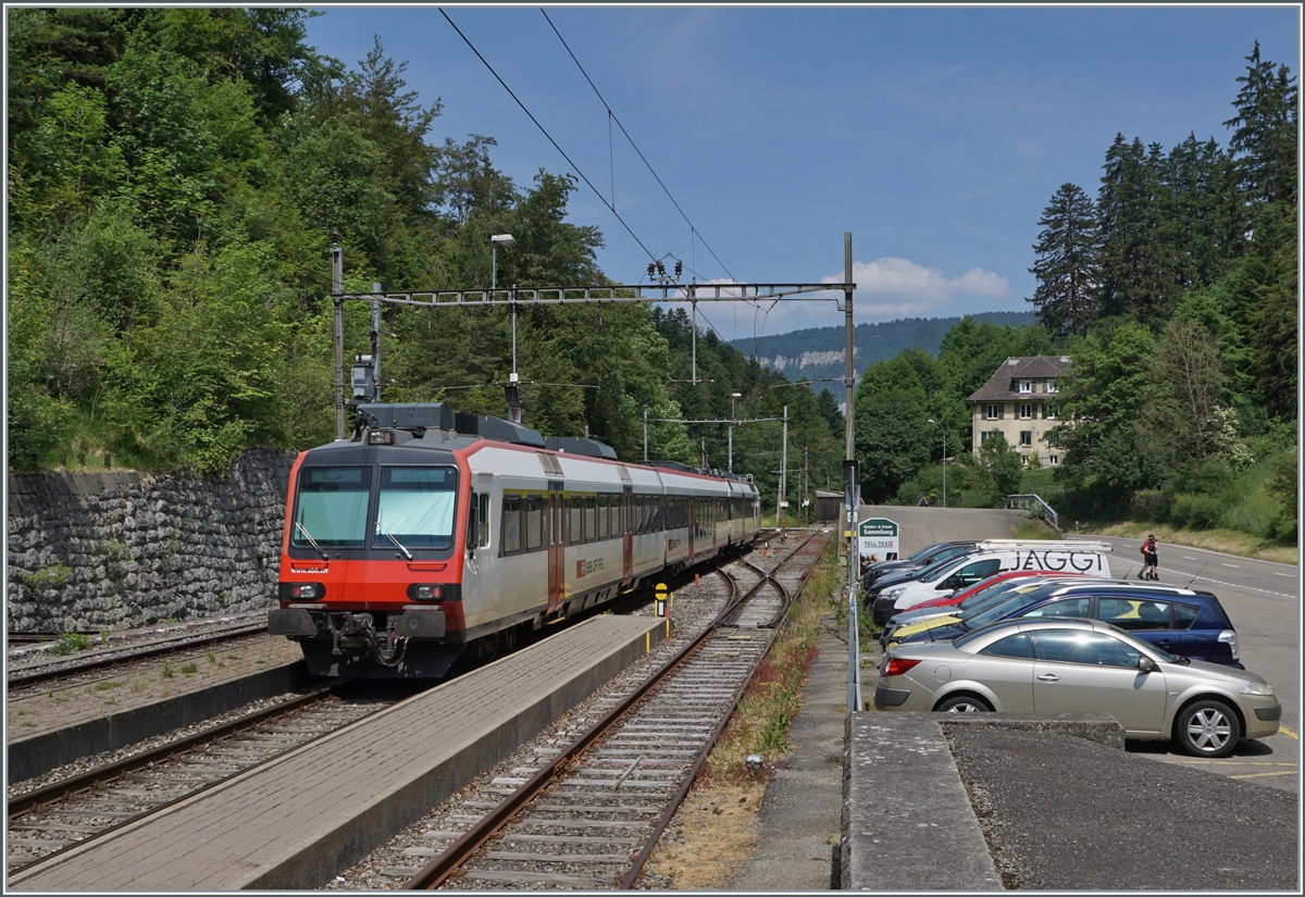 A SBB RBDe 560  Domino  is leaving Gänsbrunnen on the way to Moutier. 

05.0.2023