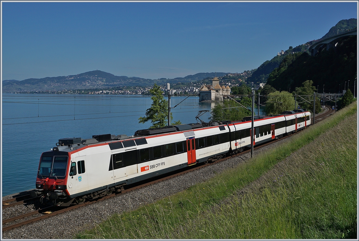 A SBB RBDe 560 on the way to St-Maurice near Villeneuve, in the backlground the Castle of Chillon. 25.05.2018