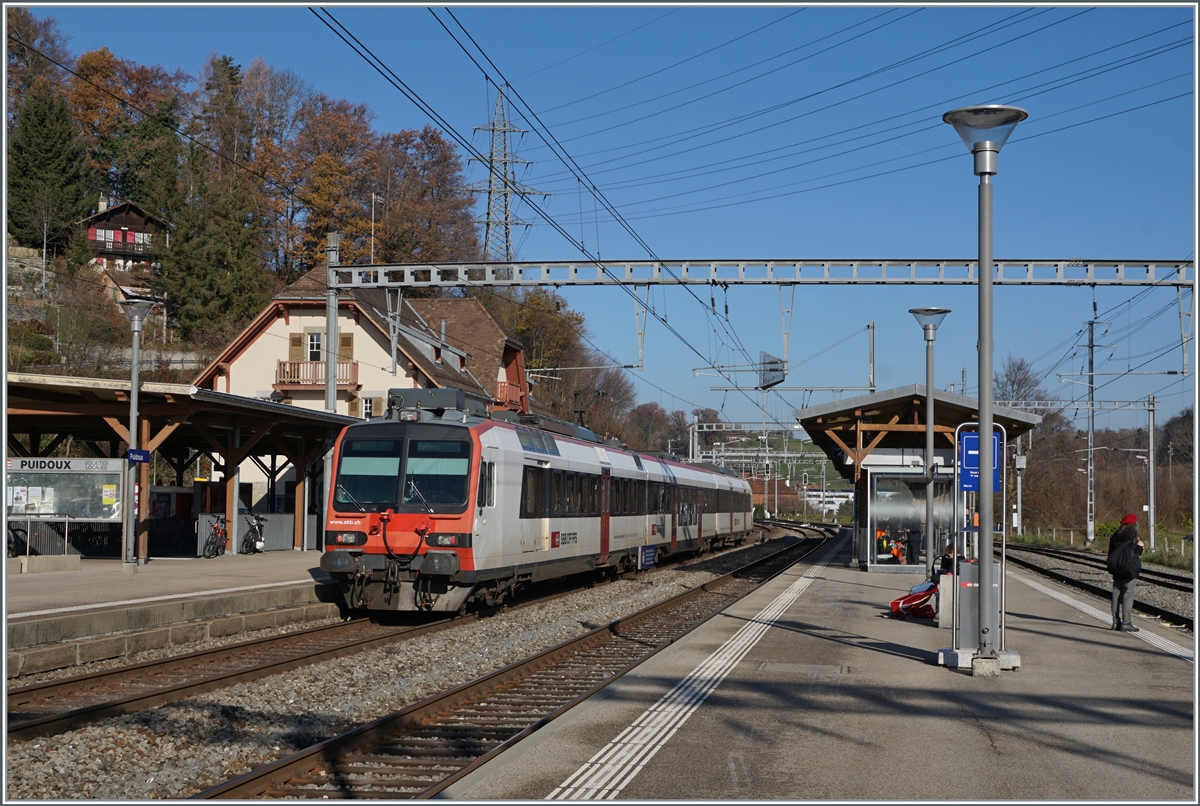A SBB RBDe 560 on the way to Kerzers by his stop in Puidoux. 

08.12.2022