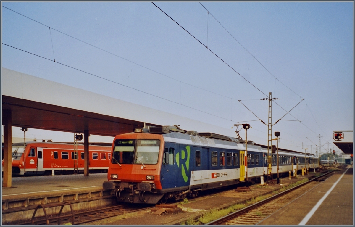 A SBB RBDe 561 is ready to depart from Basel Bad Bf. The SBB operates these trains between Basel and Zell im Wiesentahl and between Lörrach and Weil am Rhein.
an analog image from August 23, 2002