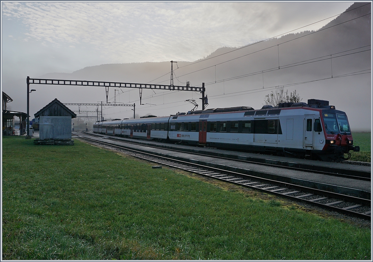 A SBB RDBe 560 Domino by his stop in Noiraigue. 

05.11.2019