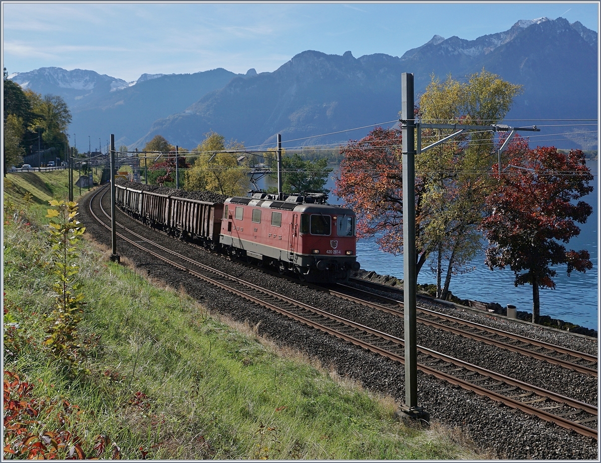 A SBB Re 420 297-4 with a Cargo train near Villeneuve. 

24.10.2017